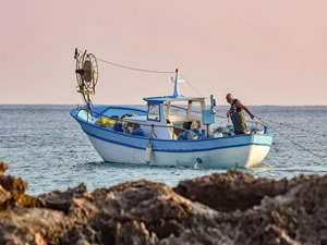 Kocaeli'de küçük ölçekli balıkçılara tekne bakım malzemesi desteği