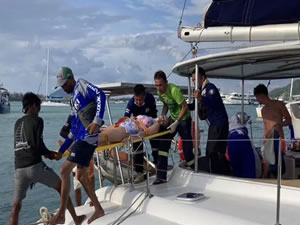 Turistleri taşıyan sürat teknesi deniz fenerine çarptı: 30 yaralı