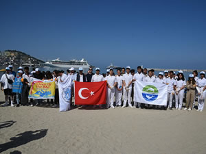 Kuşadası’nda “Kuşadamızı Seviyoruz, Denizlerimizi Koruyoruz” sloganıyla kıyı temizliği yapıldı