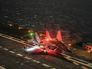 Hint Donanması’na ait MiG-29K uçağı, uçak gemisine ilk gece inişini yaptı
