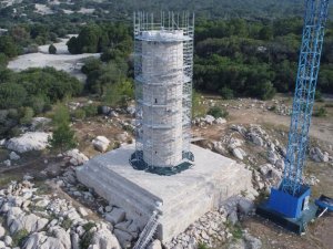 Yeniden ayağa kaldırılan Patara Deniz Feneri'nin son basamağı konuldu