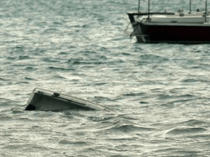 Tekne alabora oldu:1 kişi öldü, 50 kişi kayıp