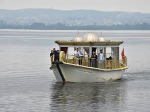 İstanbul'dan kayıkla Marmara'yı geçip Uluabat Gölü'ne geldi