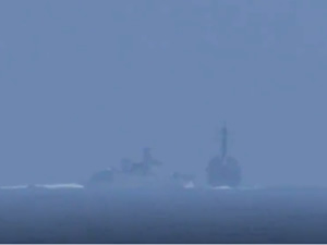 Çin ve ABD savaş gemileri Tayvan Boğazı'nda birbirine çarpacak kadar yakınlaştı