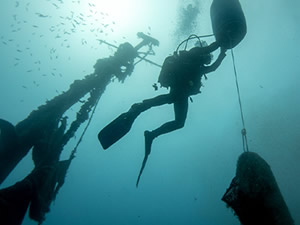 Karaburun'da 30 metre derinlikteki batıktan "hayalet ağ" topladılar