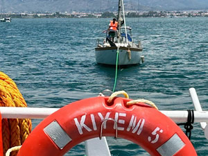 Fethiye'de denizde sürüklenen tekne kıyıya yanaştırıldı