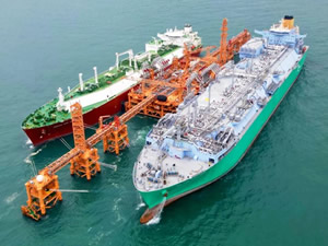 Dünyanın en büyük FSRU'su, 'Bauhinia Spirit' adlı ilk LNG gemisini aldı