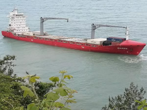 Cide'de karayan oturan 'Maren' isimli gemiden konteynerler tahliye edildi