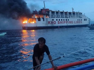 Filipinler’de feribot açık denizde alev aldı