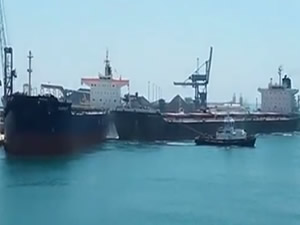 İki dökme yük gemisi limanda çatıştı