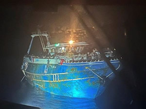 Yunanistan açıklarındaki göçmen faciasından kurtulanlar Yunan Sahil Güvenliği'ni suçluyor