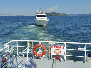 Kınalıada açıklarında arızalanan tekne Kalamış'a yanaştırıldı