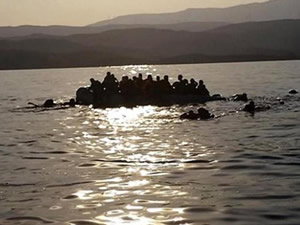 Akdeniz'de teknede zor durumdaki 50 düzensiz göçmen kurtarılmayı bekliyor