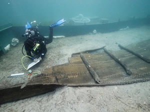 Elle Dikilmiş 3.000 Yıllık Gemi Denizden Çıkartılıyor