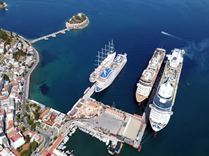 Kuşadası'na 4 kruvaziyerle 8 bin 247 turist geldi