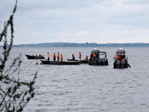 Viktorya Gölü'nde 2 teknenin batması sonucu 6 kişi kayboldu