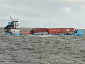 Konteyner yüklü gemi Bengal Körfezi'nde alabora oldu