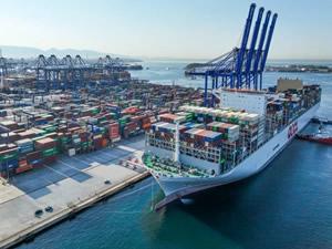 Yunanistan'ın Pire Limanı, Mega Konteyner Gemisi OOCL PIRAEUS'u Ağırlıyor