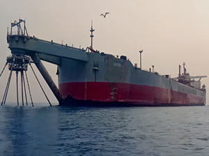 Yemen'de terk edilen "SAFER FSO" tankerindeki petrolü taşıyacak gemi sahaya ulaştı