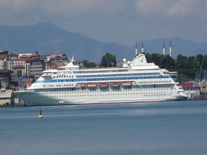 Rusya'dan kalkan "Astoria Grande" kruvaziyeri 852 yolcusuyla Trabzon'a geldi