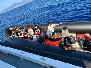 İzmir açıklarında geri itilen 14 düzensiz göçmen kurtarıldı, 50 göçmen yakalandı