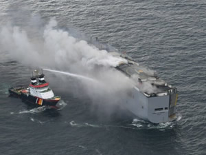 Araba taşıyıcı, Hollanda'nın UNESCO Dünya Mirası Alanı yakınında yanmaya devam ediyor