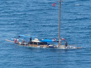 Bodrum'da karaya oturan teknedeki 3 kişi kurtarıldı