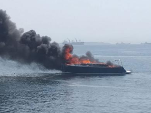 İzmir'de tur teknesinde çıkan yangın söndürüldü