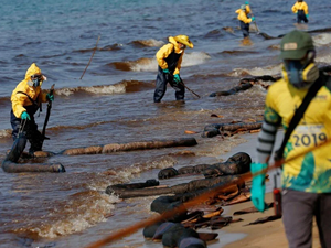 Tayland açıklarındaki petrol sızıntısının temizlenmesi için harekete geçildi