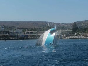 Bodrum'da arızalanan motor yatın bir bölümü battı