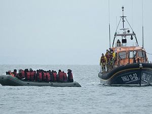 Manş Denizi'nde göçmen botu battı, 6 kişi hayatını kaybetti