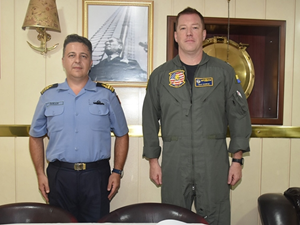 ABD Uçak Gemisi Görev Grubu Komutanı Albay Harkin, TCG Gökçeada'yı ziyaret etti