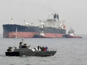 Hürmüz Boğazı'ndan geçen gemilere "İran kara sularından uzak durun" uyarısı