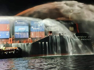 KMTC konteyner gemisi Malezya açıklarında alev aldı