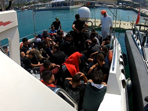 Kuşadası açıklarında 40 düzensiz göçmen kurtarıldı