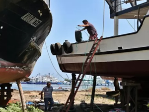 Denizle 1 Eylül'de kavuşacak Karadenizli balıkçılar teknelerine son bakımları yapıyor