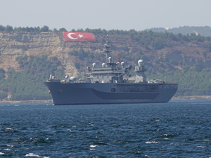 ABD Donanması'na ait USS Mount Whitney Çanakkale Boğazı'ndan geçti
