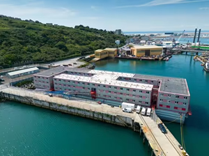 İngiltere'nin düzensiz göçmen gemisinin salgın hastalıklara ve travmalara yol açacağı belirtiliyor