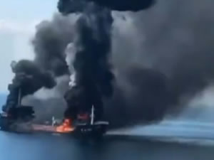Çin açıklarında tanker alevler içinde kalırken iki kişi kayboldu