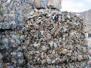 Ağlara takılan plastikleri toplayarak Akdeniz'i temizliyorlar