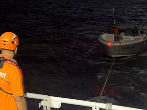 Ataköy açıklarında sürüklenen tekne kurtarıldı