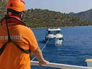 Marmaris önlerinde karaya oturan tekne kurtarıldı