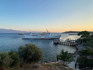 Çanakkale'de koya sığınan yolcu gemisi hareket ederek açıkta demirledi