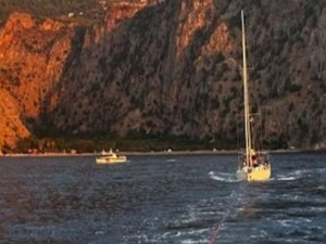 Fethiye açıklarında tekneyle sürüklenen 8 kişi kurtarıldı