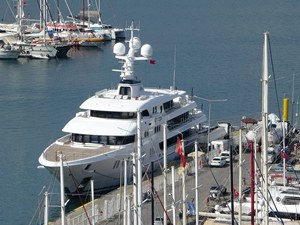 Fethiye'de lüks yat "Aurora"ya yakıt ikmali yapıldı