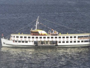 İzmir Körfezi'nde gezi yapan bir vapur karaya oturdu