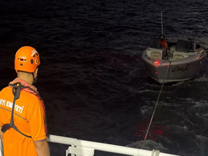 İstanbul'da su alan tekne kurtarıldı