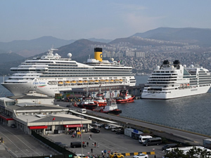 İzmir Limanı'na yanaşan iki kruvaziyerle turist hareketliliği yaşandı