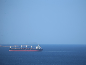 Çanakkale Boğazı girişinde arızalanan gemi Bozcaada açıklarında demirletildi