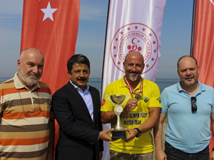 Adana'dan İskenderun'a 14 saat 58 dakikada yüzen Alper Gezmiş'e ödül verildi